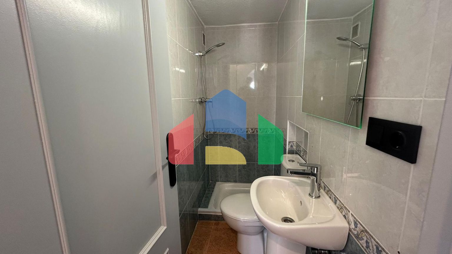 ШИКАРНЫЙ ТАУН-ХАУС ПОСЛЕ РЕМОНТА С УЧАСТКОМ ИИ ОГРОМНЫМ СОЛЯРИЕМ! 3 СПАЛЬНИ. 2 ВАННЫЕ. ПАРКИНГ+КЛАДОВКА. БАССЕЙ