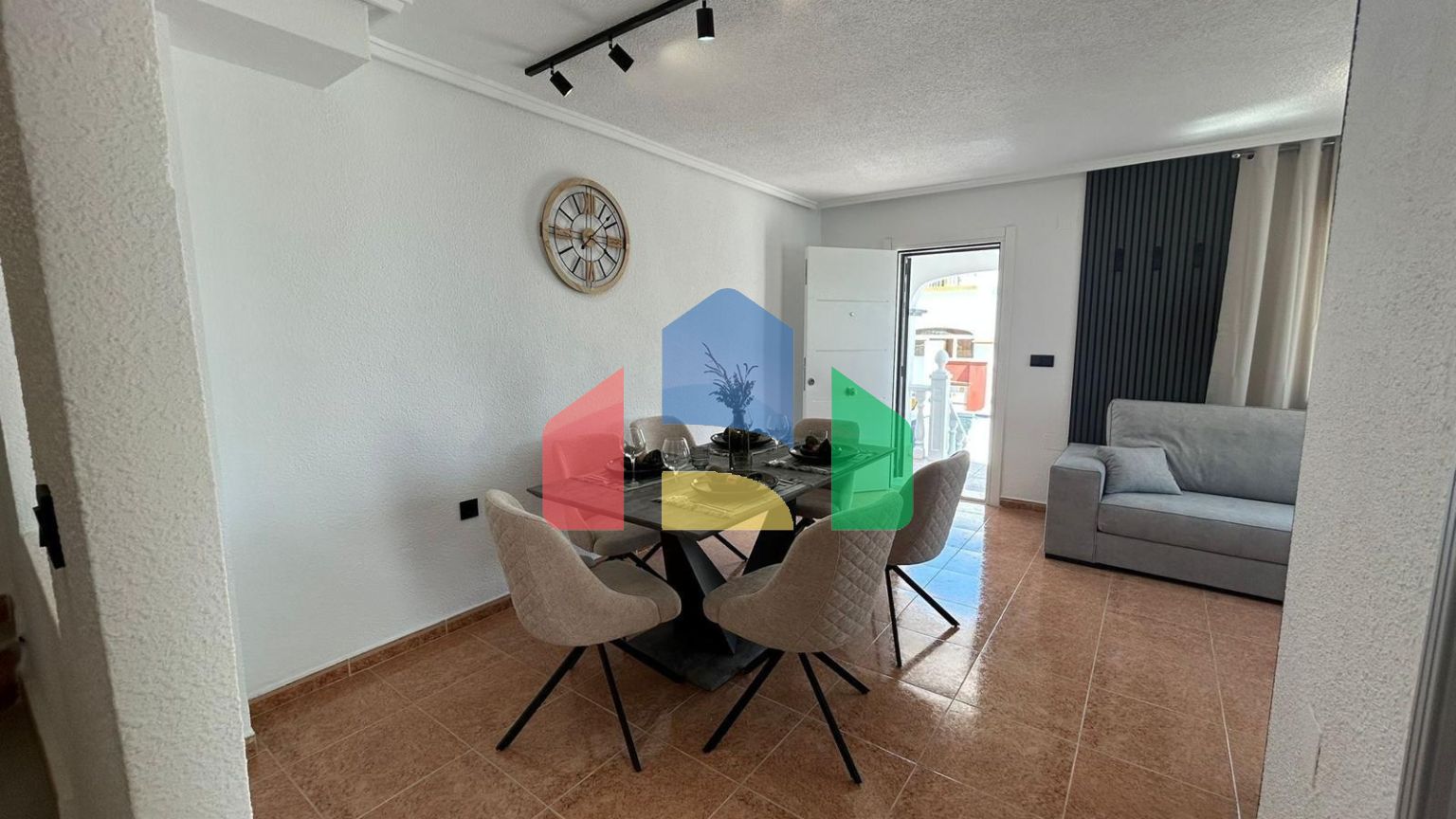 ШИКАРНЫЙ ТАУН-ХАУС ПОСЛЕ РЕМОНТА С УЧАСТКОМ ИИ ОГРОМНЫМ СОЛЯРИЕМ! 3 СПАЛЬНИ. 2 ВАННЫЕ. ПАРКИНГ+КЛАДОВКА. БАССЕЙ