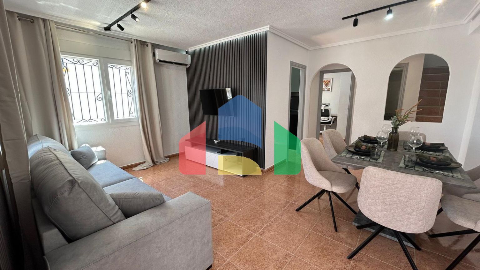 ШИКАРНЫЙ ТАУН-ХАУС ПОСЛЕ РЕМОНТА С УЧАСТКОМ ИИ ОГРОМНЫМ СОЛЯРИЕМ! 3 СПАЛЬНИ. 2 ВАННЫЕ. ПАРКИНГ+КЛАДОВКА. БАССЕЙ