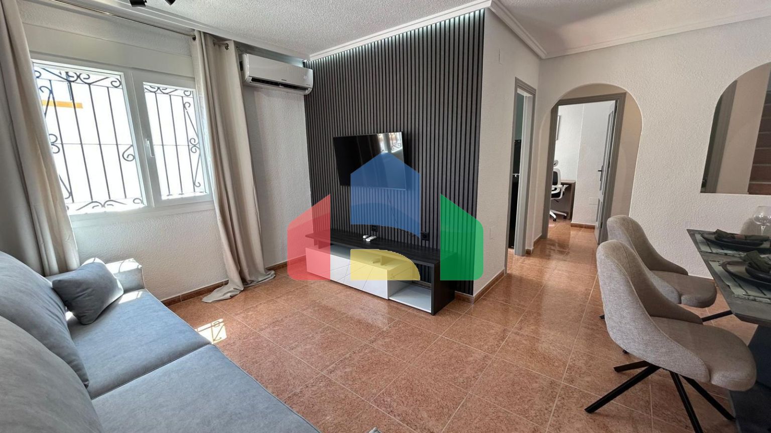 ШИКАРНЫЙ ТАУН-ХАУС ПОСЛЕ РЕМОНТА С УЧАСТКОМ ИИ ОГРОМНЫМ СОЛЯРИЕМ! 3 СПАЛЬНИ. 2 ВАННЫЕ. ПАРКИНГ+КЛАДОВКА. БАССЕЙ