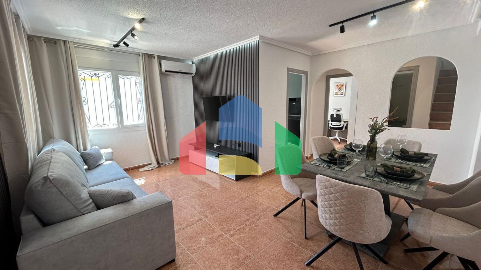 ШИКАРНЫЙ ТАУН-ХАУС ПОСЛЕ РЕМОНТА С УЧАСТКОМ ИИ ОГРОМНЫМ СОЛЯРИЕМ! 3 СПАЛЬНИ. 2 ВАННЫЕ. ПАРКИНГ+КЛАДОВКА. БАССЕЙ