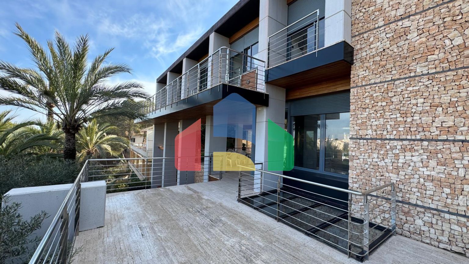 ШИКАРНАЯ ВИЛЛА С УЧАСТКОМ 1500 М2. ПЛОЩАДЬ ДОМА 847 М2. 7 СПАЛЕН. 8 ВАННЫХ КОМНАТ. ПЛЯЖ 750 МЕТРОВ.