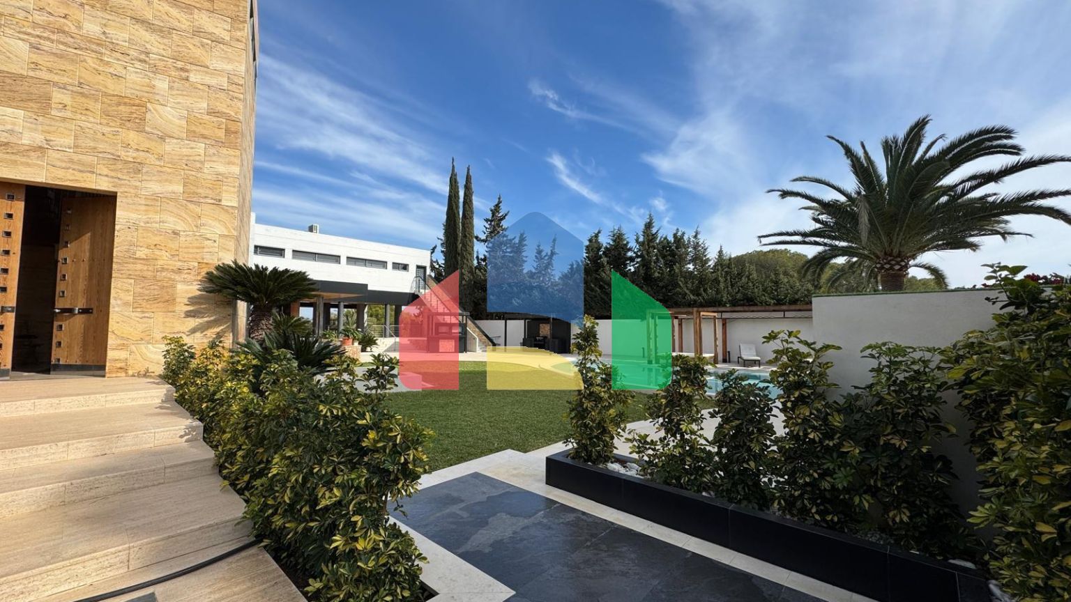 ШИКАРНАЯ ВИЛЛА С УЧАСТКОМ 1500 М2. ПЛОЩАДЬ ДОМА 847 М2. 7 СПАЛЕН. 8 ВАННЫХ КОМНАТ. ПЛЯЖ 750 МЕТРОВ.