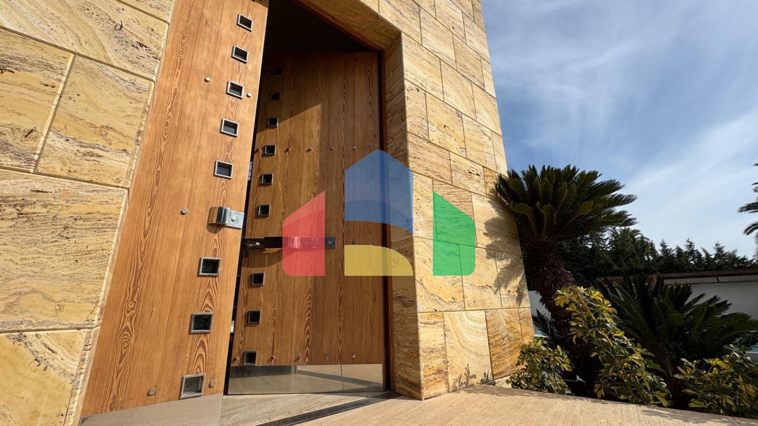 ШИКАРНАЯ ВИЛЛА С УЧАСТКОМ 1500 М2. ПЛОЩАДЬ ДОМА 847 М2. 7 СПАЛЕН. 8 ВАННЫХ КОМНАТ. ПЛЯЖ 750 МЕТРОВ.