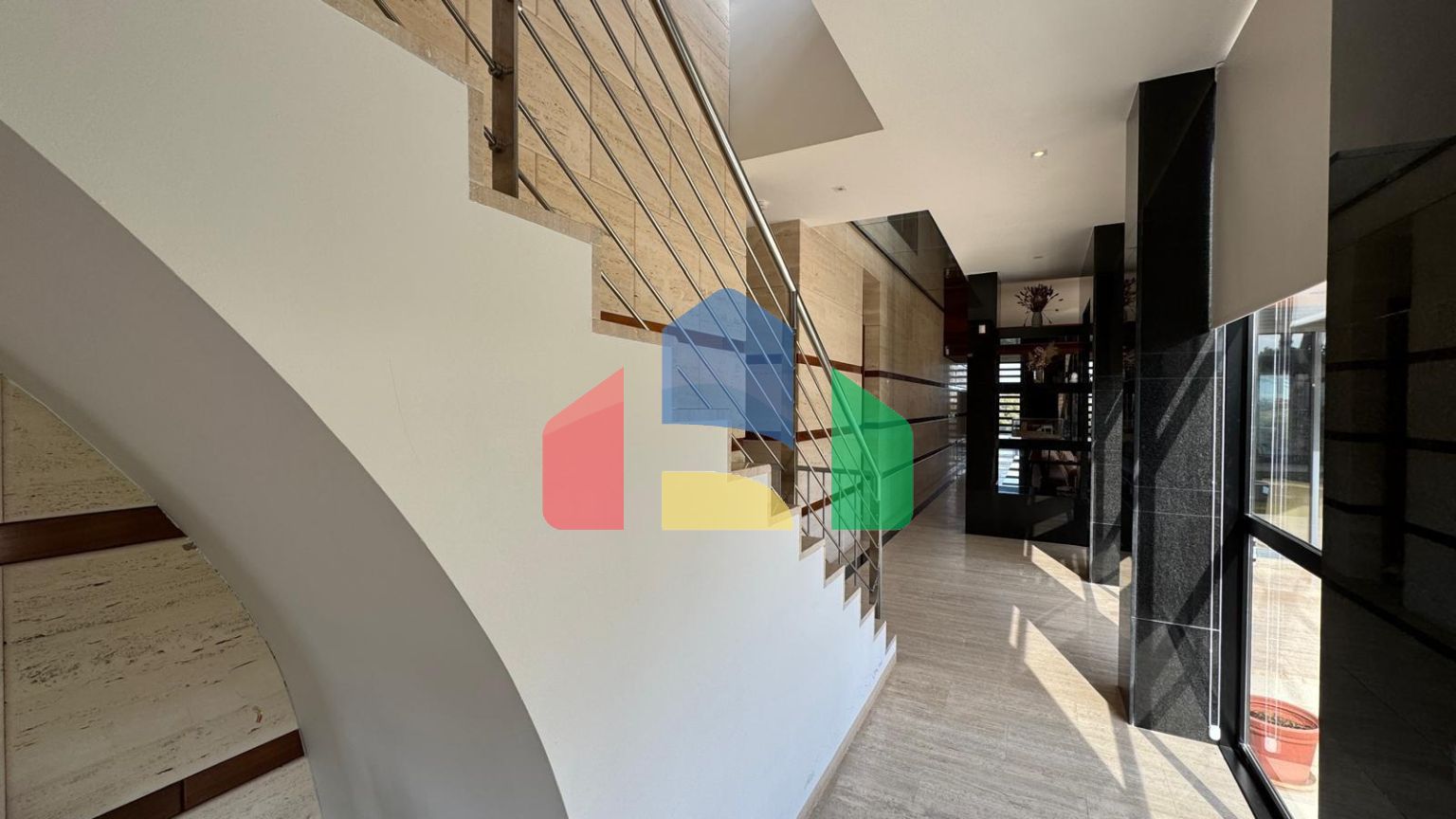 ШИКАРНАЯ ВИЛЛА С УЧАСТКОМ 1500 М2. ПЛОЩАДЬ ДОМА 847 М2. 7 СПАЛЕН. 8 ВАННЫХ КОМНАТ. ПЛЯЖ 750 МЕТРОВ.