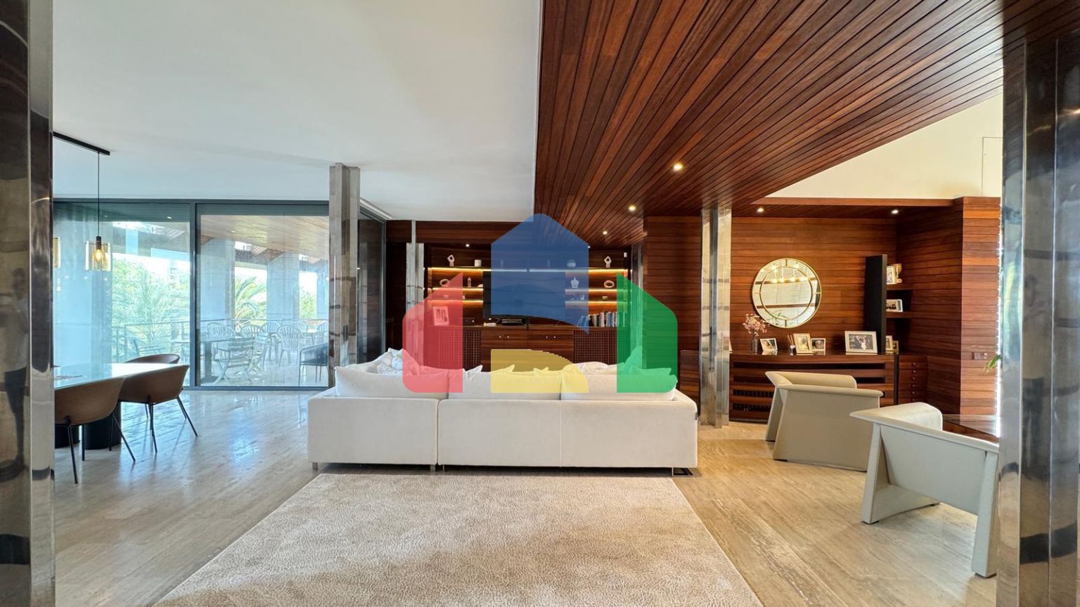 ШИКАРНАЯ ВИЛЛА С УЧАСТКОМ 1500 М2. ПЛОЩАДЬ ДОМА 847 М2. 7 СПАЛЕН. 8 ВАННЫХ КОМНАТ. ПЛЯЖ 750 МЕТРОВ.