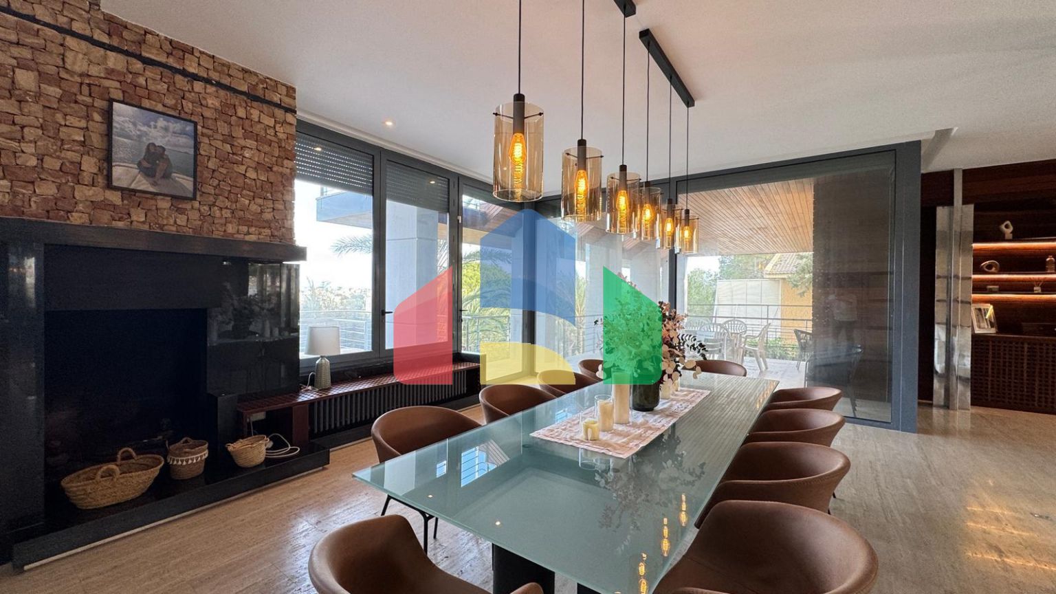 ШИКАРНАЯ ВИЛЛА С УЧАСТКОМ 1500 М2. ПЛОЩАДЬ ДОМА 847 М2. 7 СПАЛЕН. 8 ВАННЫХ КОМНАТ. ПЛЯЖ 750 МЕТРОВ.