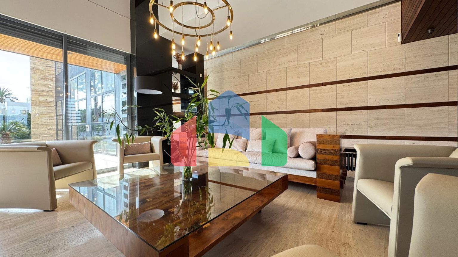 ШИКАРНАЯ ВИЛЛА С УЧАСТКОМ 1500 М2. ПЛОЩАДЬ ДОМА 847 М2. 7 СПАЛЕН. 8 ВАННЫХ КОМНАТ. ПЛЯЖ 750 МЕТРОВ.