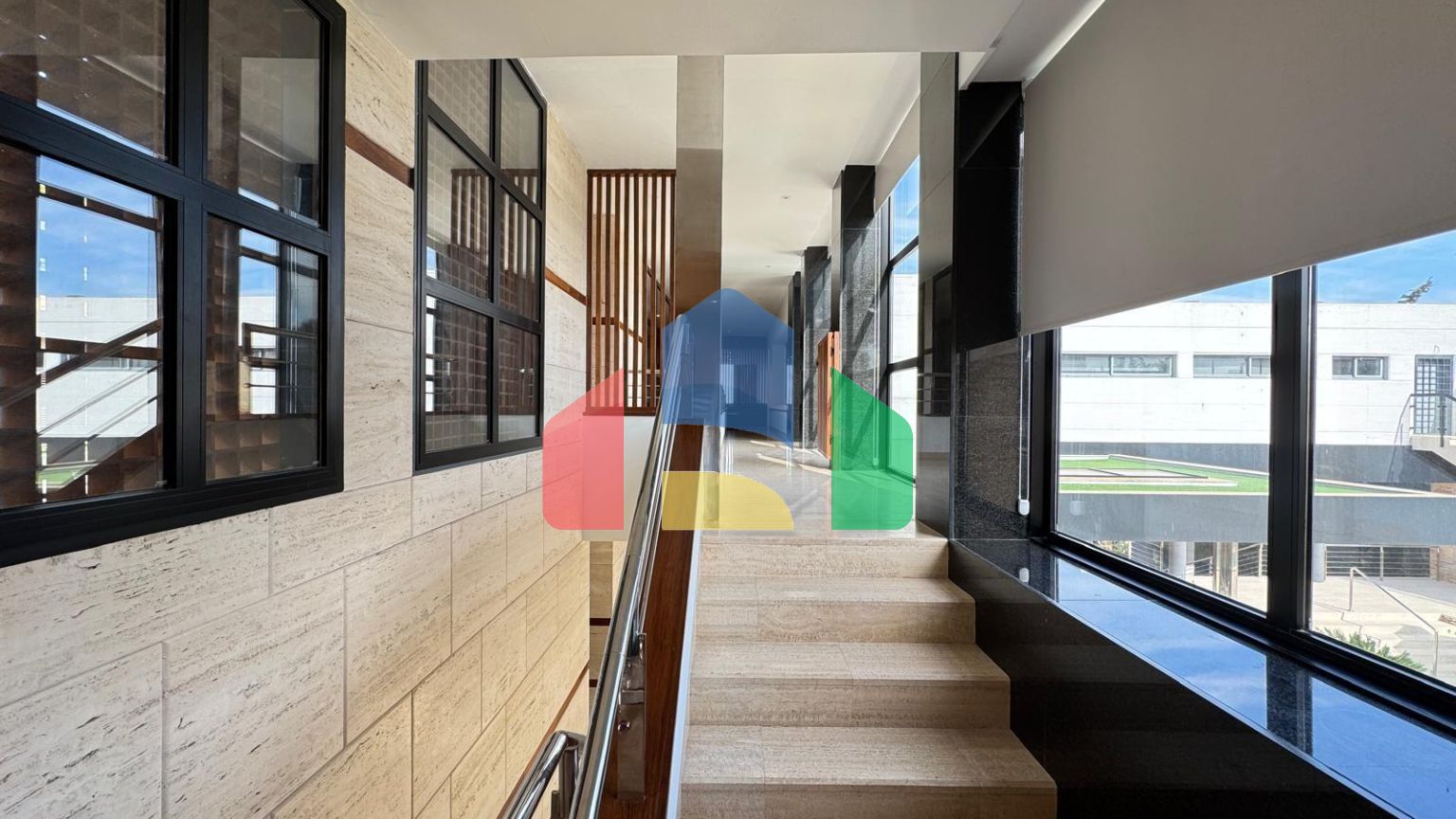 ШИКАРНАЯ ВИЛЛА С УЧАСТКОМ 1500 М2. ПЛОЩАДЬ ДОМА 847 М2. 7 СПАЛЕН. 8 ВАННЫХ КОМНАТ. ПЛЯЖ 750 МЕТРОВ.