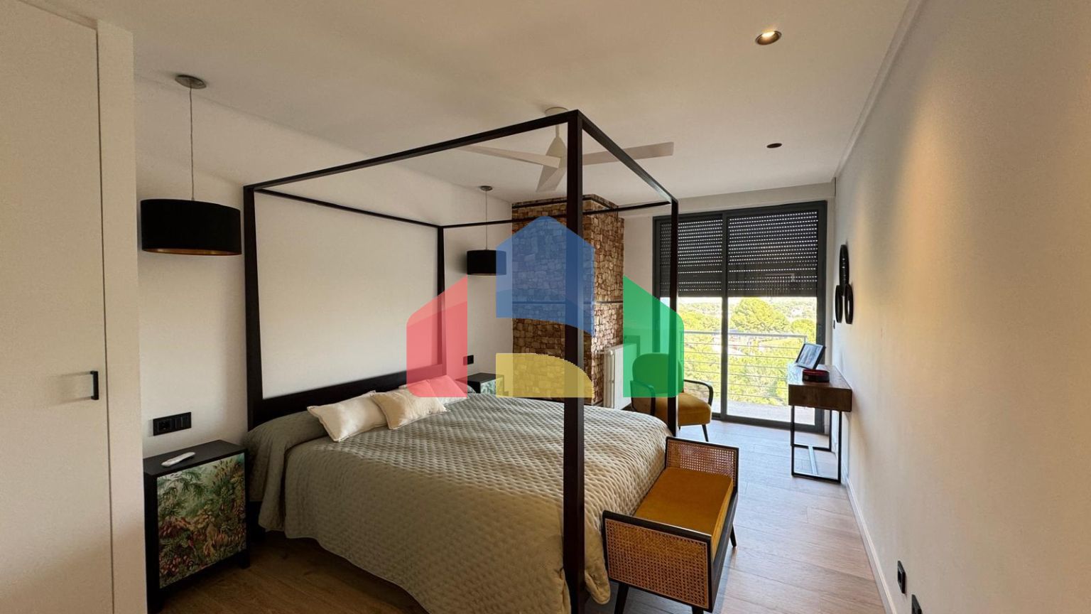 ШИКАРНАЯ ВИЛЛА С УЧАСТКОМ 1500 М2. ПЛОЩАДЬ ДОМА 847 М2. 7 СПАЛЕН. 8 ВАННЫХ КОМНАТ. ПЛЯЖ 750 МЕТРОВ.