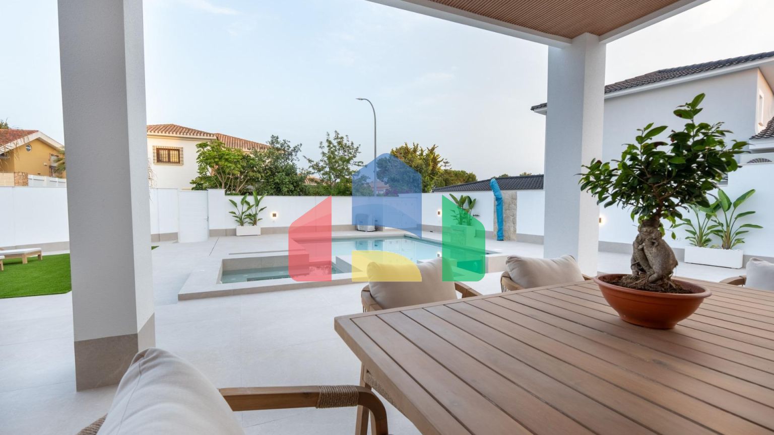 Роскошная вилла в 800 метрах от моря в Кампоамор, Южное побережье Бланка