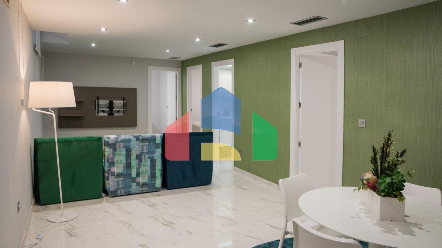 СОВРЕМЕННАЯ ВИЛЛА ПОСЛЕ ПОЛЯ ДЛЯ ГОЛЬФА