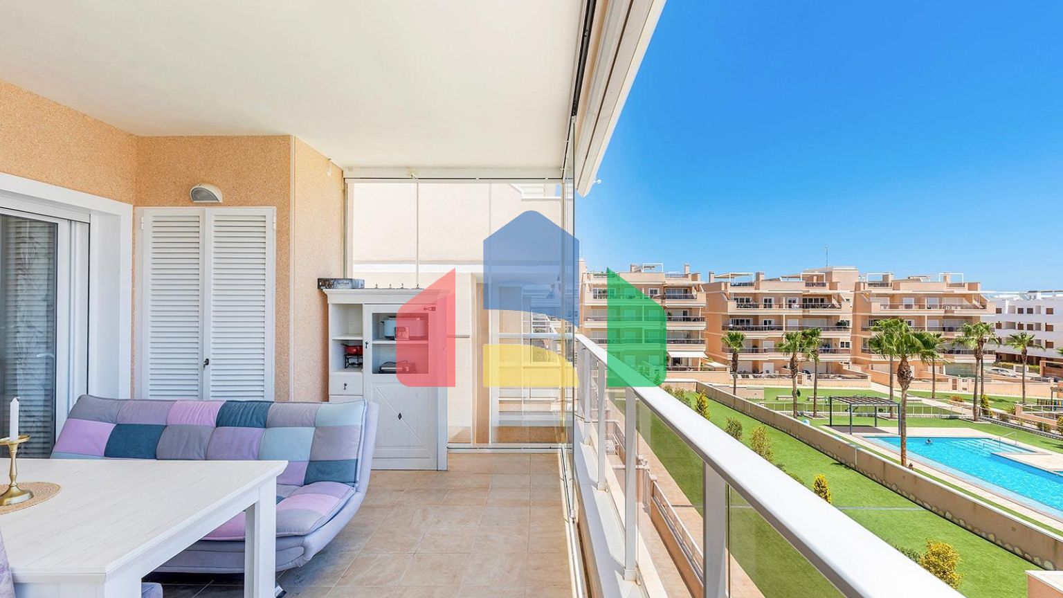 ШИКАРНЫЕ АПАРТАМЕНТЫ В ORIHUELA COSTA. 2 СПАЛЬНИ. 2 ВАННЫЕ КОМНАТЫ. ГАРАЖ И БАССЕЙН. ТЕРРАСА 16М2.