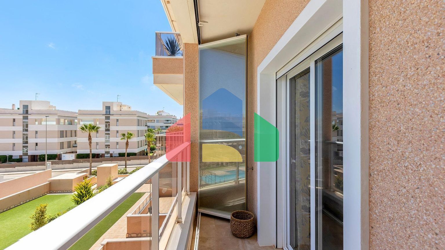 ШИКАРНЫЕ АПАРТАМЕНТЫ В ORIHUELA COSTA. 2 СПАЛЬНИ. 2 ВАННЫЕ КОМНАТЫ. ГАРАЖ И БАССЕЙН. ТЕРРАСА 16М2.