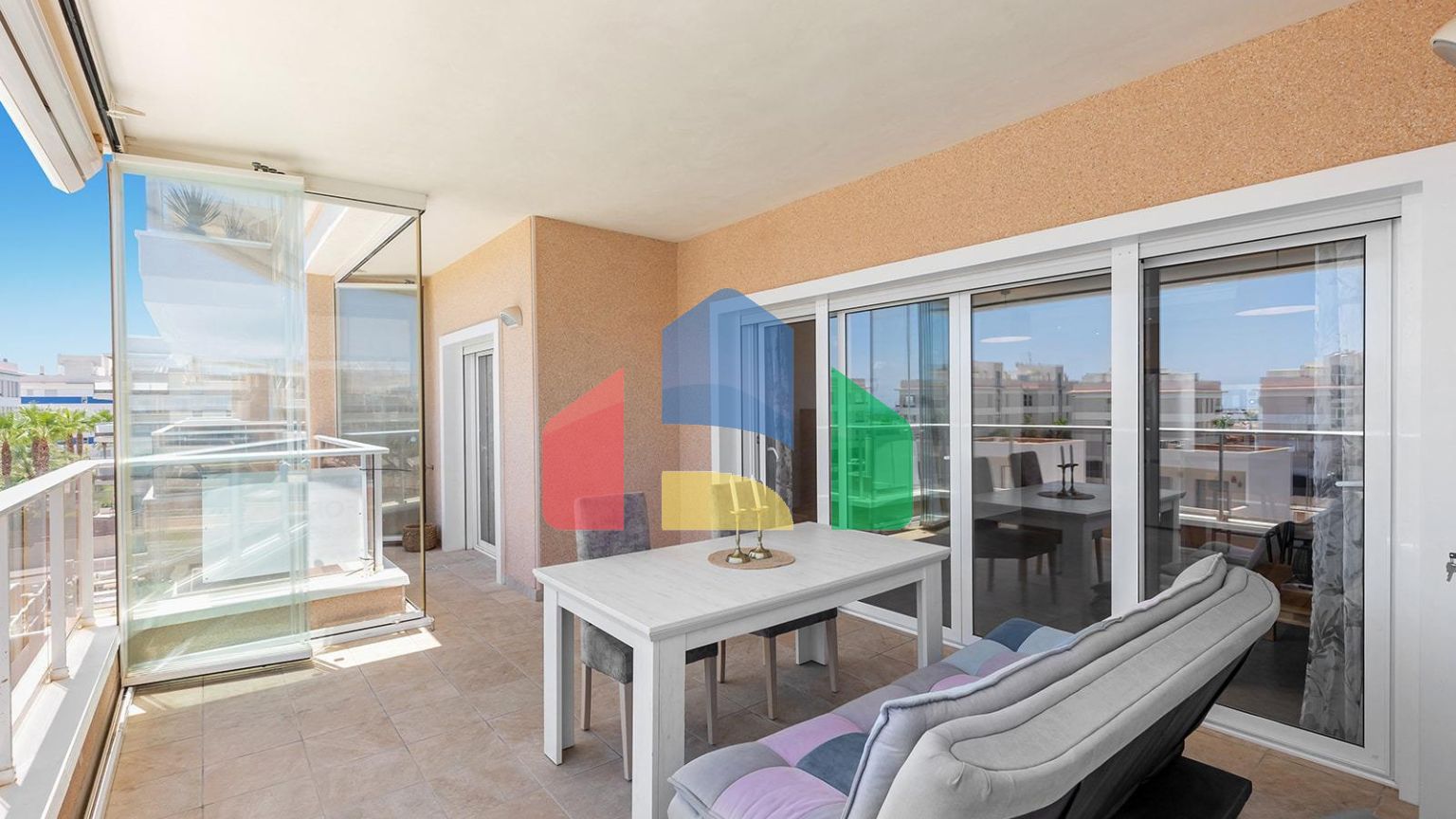 ШИКАРНЫЕ АПАРТАМЕНТЫ В ORIHUELA COSTA. 2 СПАЛЬНИ. 2 ВАННЫЕ КОМНАТЫ. ГАРАЖ И БАССЕЙН. ТЕРРАСА 16М2.