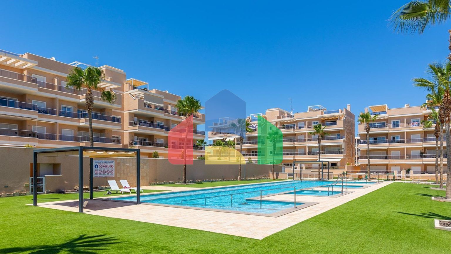 ШИКАРНЫЕ АПАРТАМЕНТЫ В ORIHUELA COSTA. 2 СПАЛЬНИ. 2 ВАННЫЕ КОМНАТЫ. ГАРАЖ И БАССЕЙН. ТЕРРАСА 16М2.