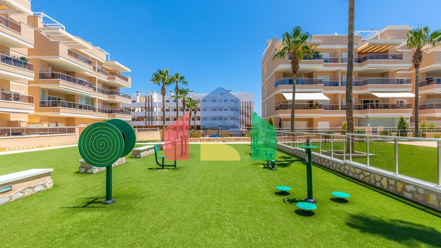 ШИКАРНЫЕ АПАРТАМЕНТЫ В ORIHUELA COSTA. 2 СПАЛЬНИ. 2 ВАННЫЕ КОМНАТЫ. ГАРАЖ И БАССЕЙН. ТЕРРАСА 16М2.