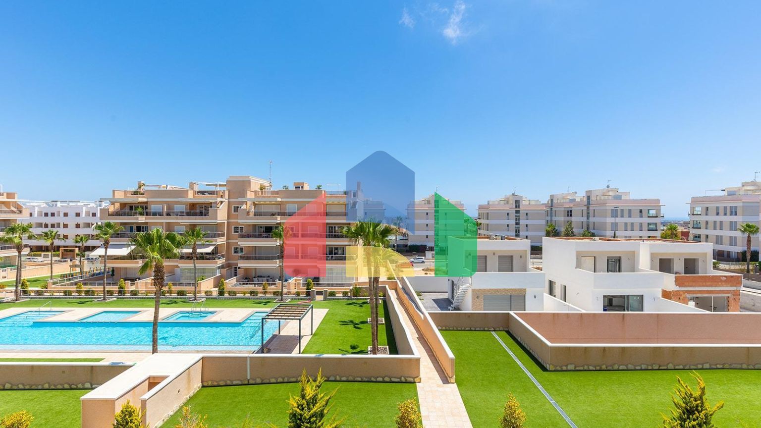 ШИКАРНЫЕ АПАРТАМЕНТЫ В ORIHUELA COSTA. 2 СПАЛЬНИ. 2 ВАННЫЕ КОМНАТЫ. ГАРАЖ И БАССЕЙН. ТЕРРАСА 16М2.