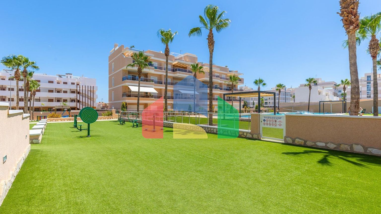 ШИКАРНЫЕ АПАРТАМЕНТЫ В ORIHUELA COSTA. 2 СПАЛЬНИ. 2 ВАННЫЕ КОМНАТЫ. ГАРАЖ И БАССЕЙН. ТЕРРАСА 16М2.