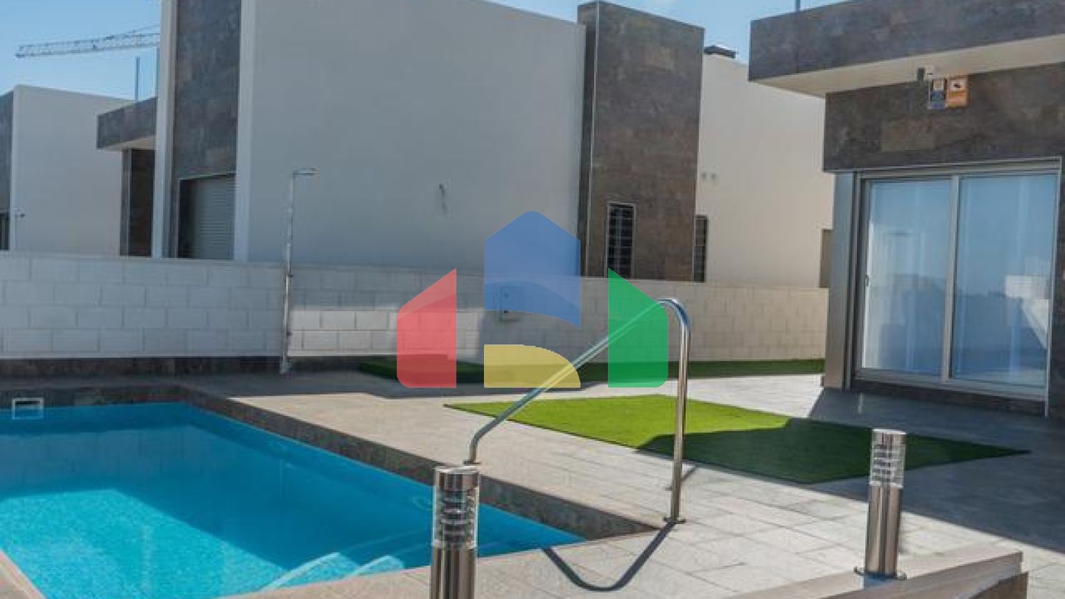 Современные виллы расположены рядом с Villamartin гольф, ориентированы на юго-восток.