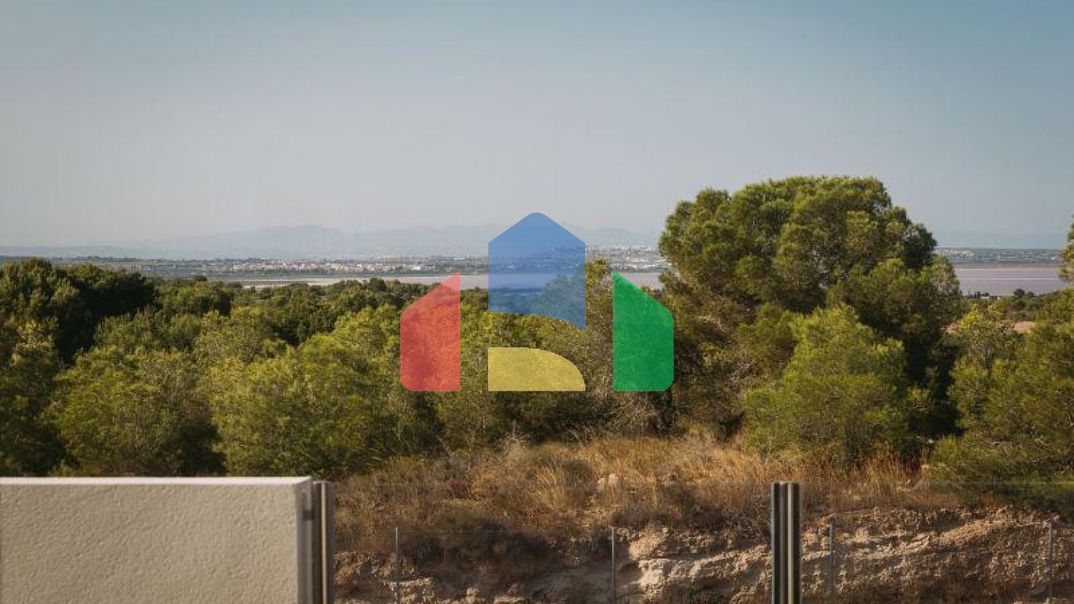 Современные виллы расположены рядом с Villamartin гольф, ориентированы на юго-восток.