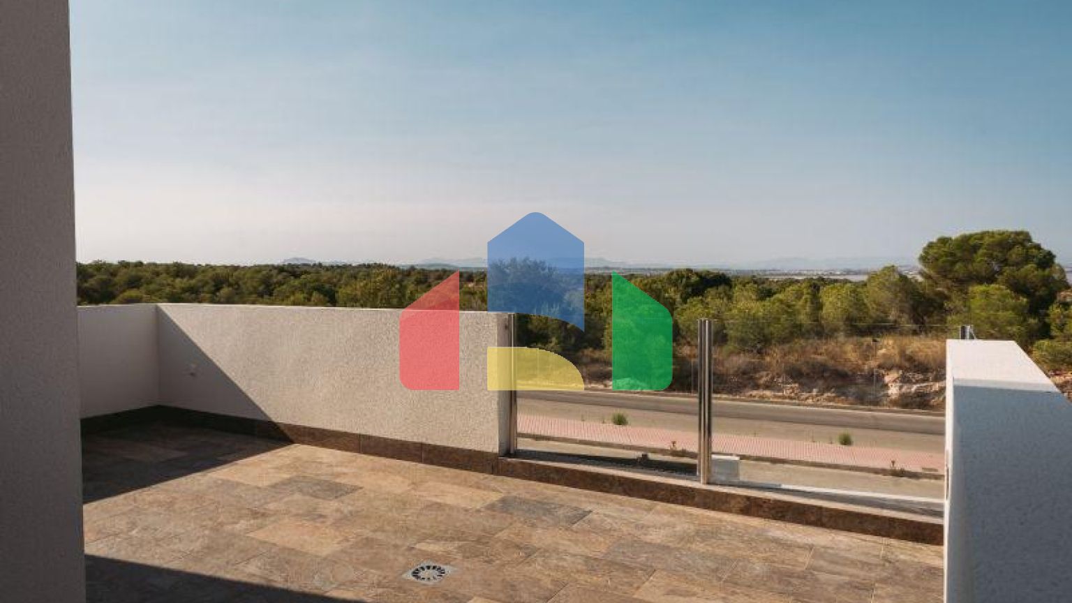 Современные виллы расположены рядом с Villamartin гольф, ориентированы на юго-восток.