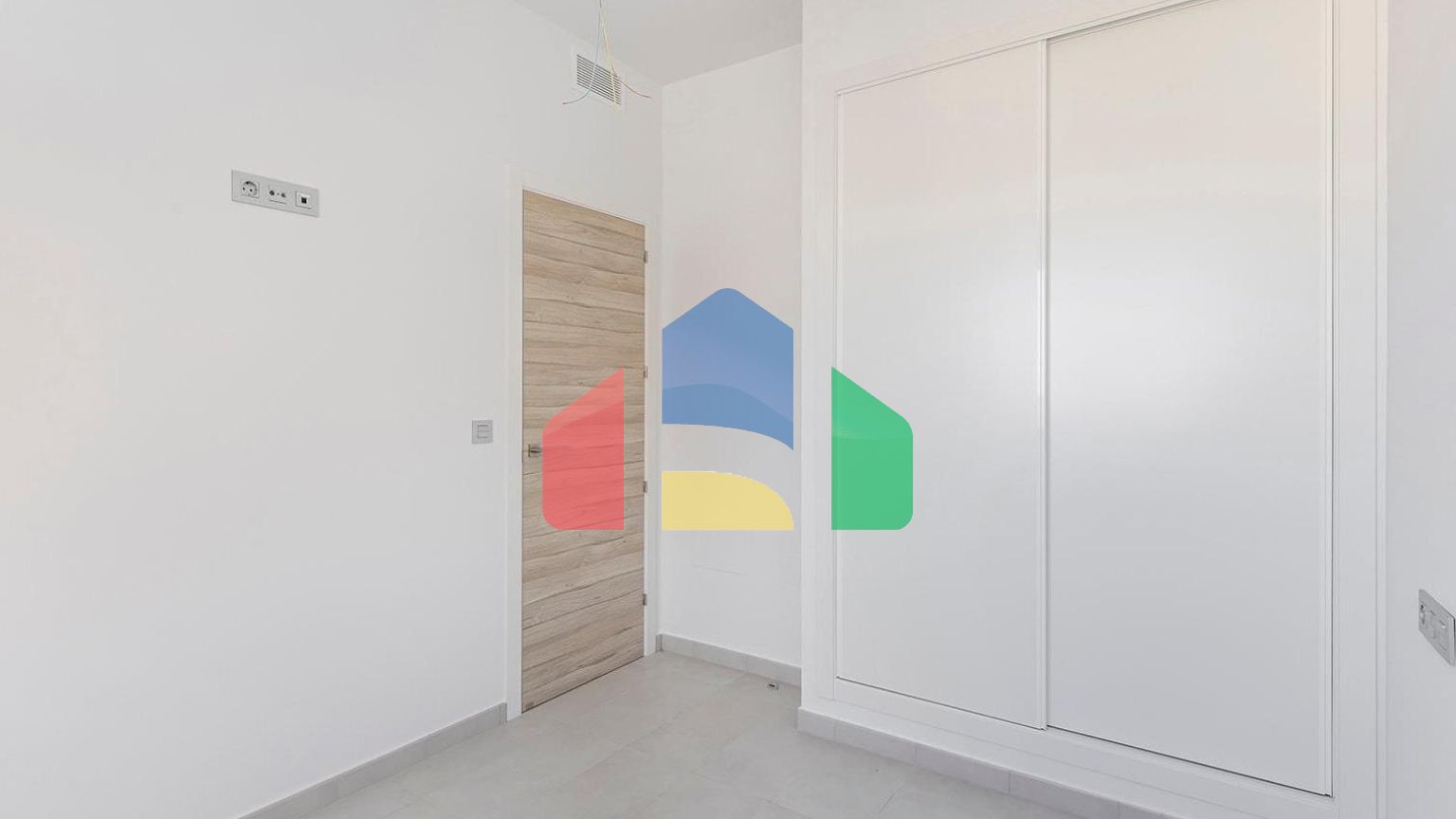 ВИЛЛА НОВОСТРОЙ. 3 СПАЛЬНИ. 2 ВАННЫЕ КОМНАТЫ. 140М2 УЧАСТОК. ГАРАЖ+БАССЕЙН.