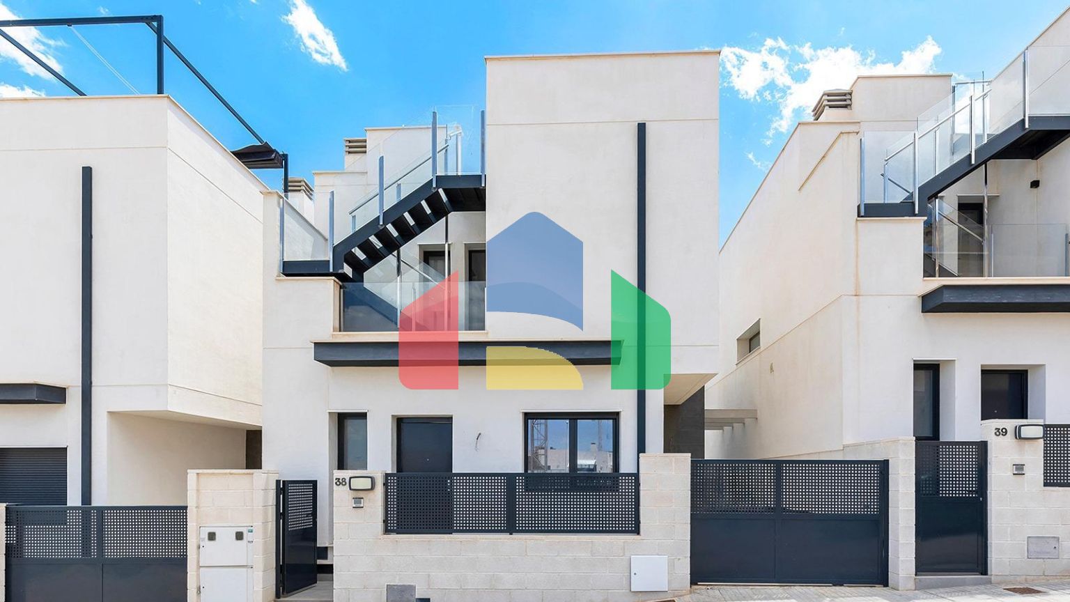 ВИЛЛА НОВОСТРОЙ. 3 СПАЛЬНИ. 2 ВАННЫЕ КОМНАТЫ. 140М2 УЧАСТОК. ГАРАЖ+БАССЕЙН.