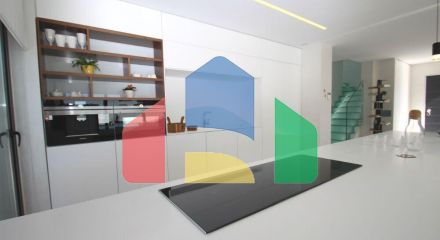 НОВОЕ СТРОИТЕЛЬСТВО В ОРИХУЭЛА-КОСТА. 4 СПАЛЬНИ. УЧASTOK. ГАРАЖ. СОБСВЕННЫЙ БАСЕЙН. ПЛЯЖ ВСЕГО в 350 МЕТРАХ.