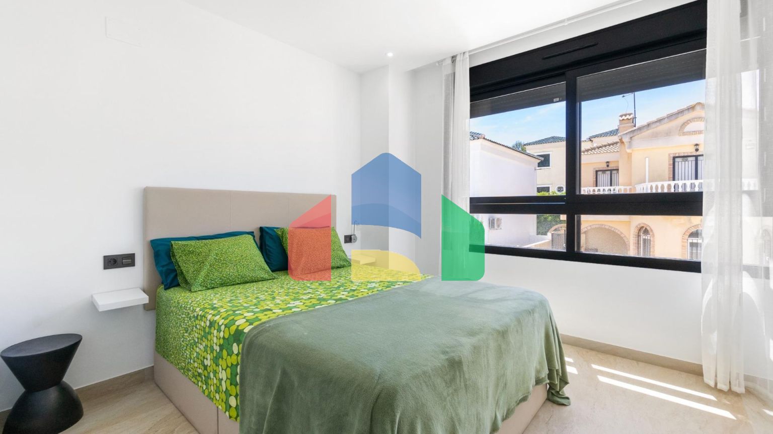 ВИЛЛА НОВОСТРОЙ. 3 СПАЛЬНИ. 3 ВАННЫЕ КОМНАТЫ. 171 М2 УЧАСТОК. БАССЕЙН. 194М2 ПЛОЩАДЬ.