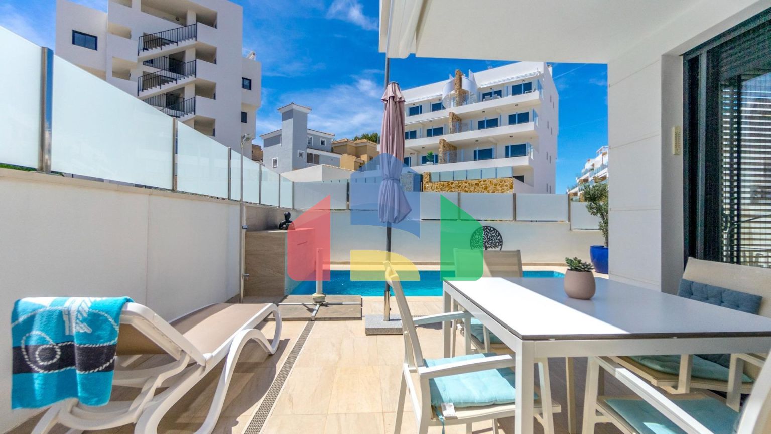 ВИЛЛА НОВОСТРОЙ. 3 СПАЛЬНИ. 3 ВАННЫЕ КОМНАТЫ. 171 М2 УЧАСТОК. БАССЕЙН. 194М2 ПЛОЩАДЬ.