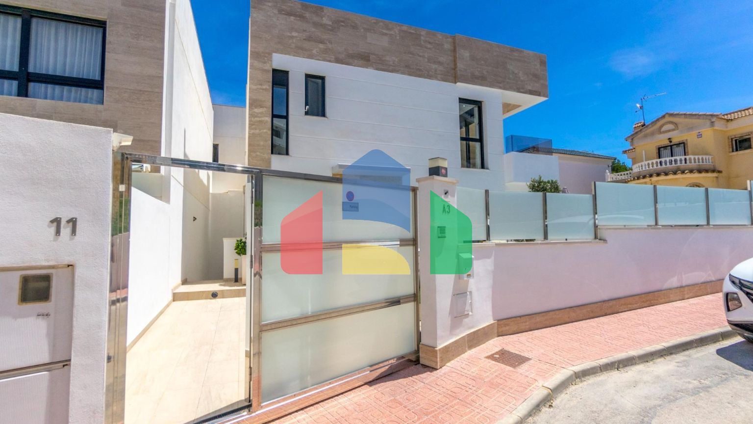 ВИЛЛА НОВОСТРОЙ. 3 СПАЛЬНИ. 3 ВАННЫЕ КОМНАТЫ. 171 М2 УЧАСТОК. БАССЕЙН. 194М2 ПЛОЩАДЬ.