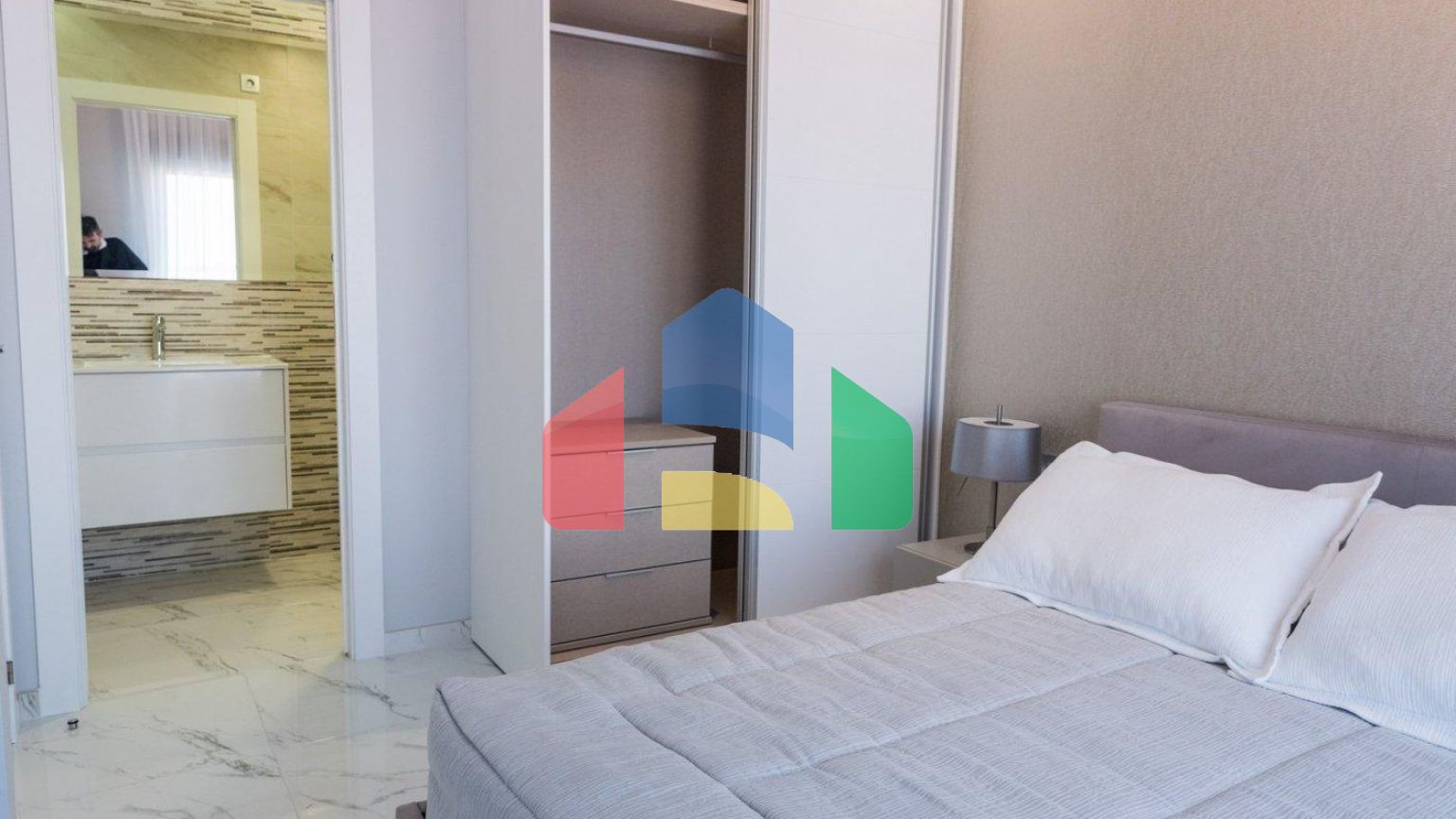 СОВРЕМЕННАЯ ВИЛЛА ПОСЛЕ ПОЛЯ ДЛЯ ГОЛЬФА