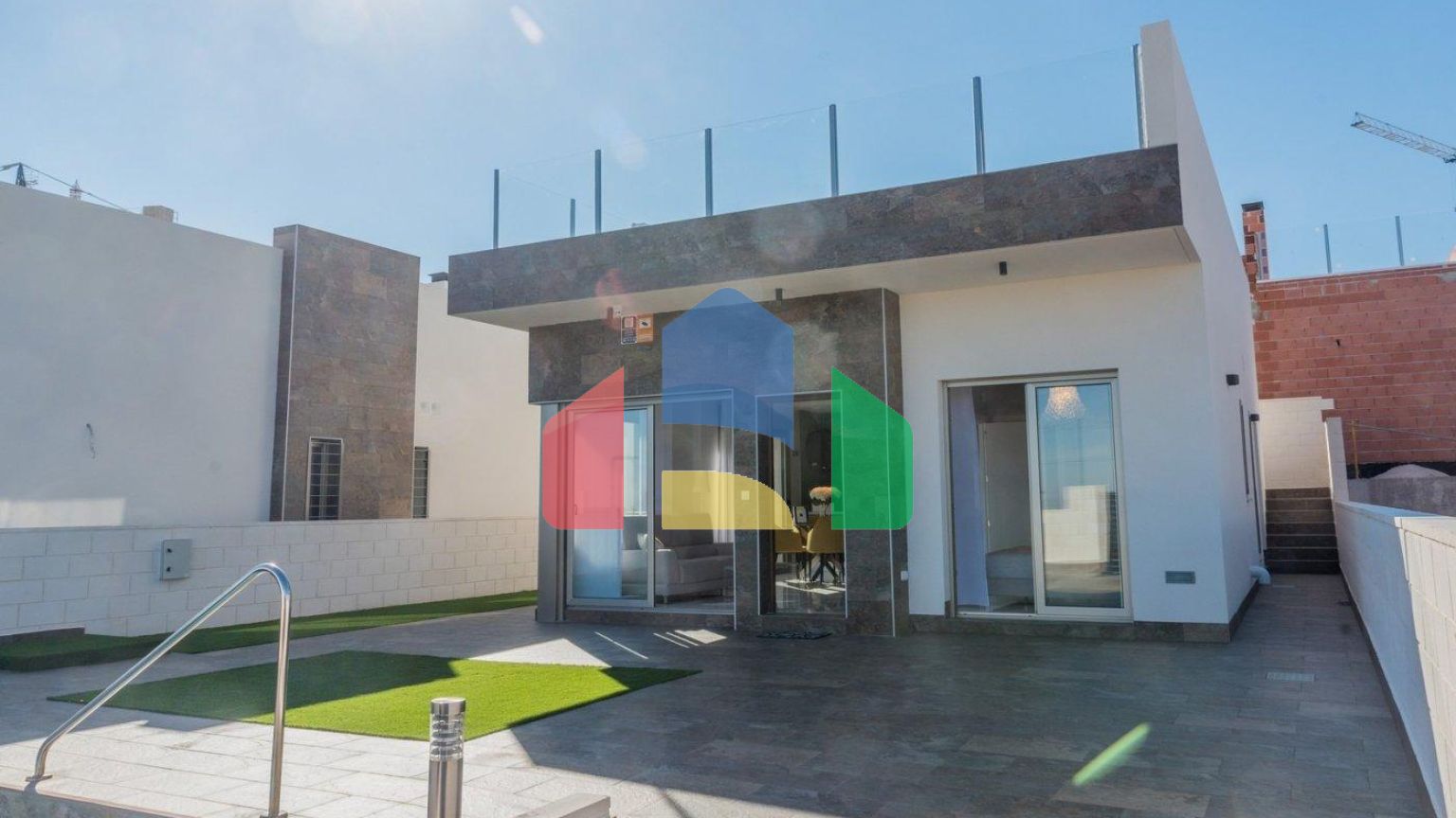 СОВРЕМЕННАЯ ВИЛЛА ПОСЛЕ ПОЛЯ ДЛЯ ГОЛЬФА