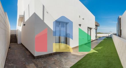 СОВРЕМЕННАЯ ВИЛЛА ПОСЛЕ ПОЛЯ ДЛЯ ГОЛЬФА