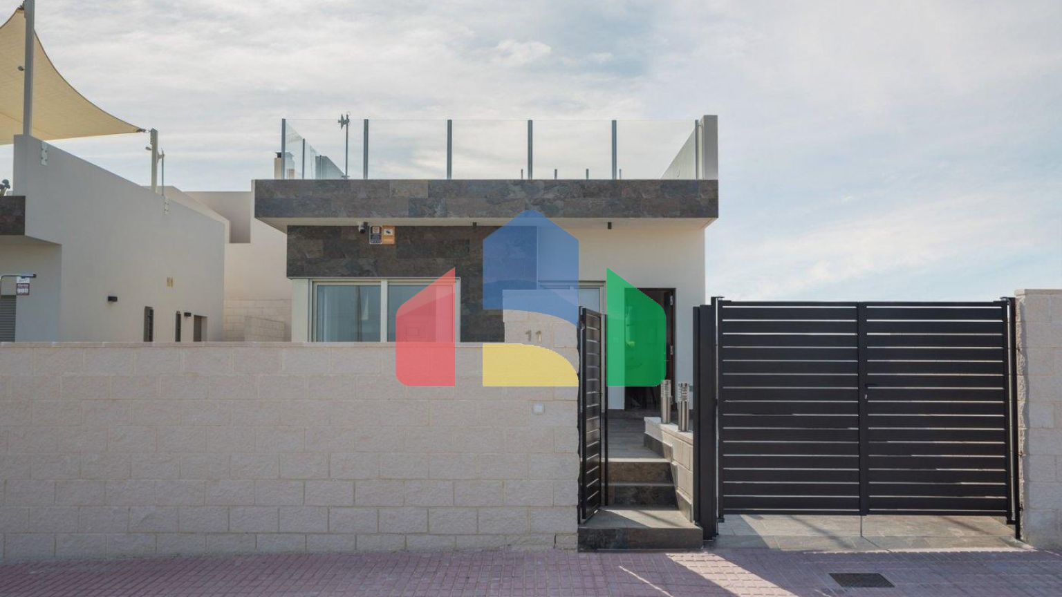 СОВРЕМЕННАЯ ВИЛЛА ПОСЛЕ ПОЛЯ ДЛЯ ГОЛЬФА