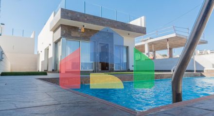 Современные виллы расположены рядом с Villamartin гольф, ориентированы на юго-восток.