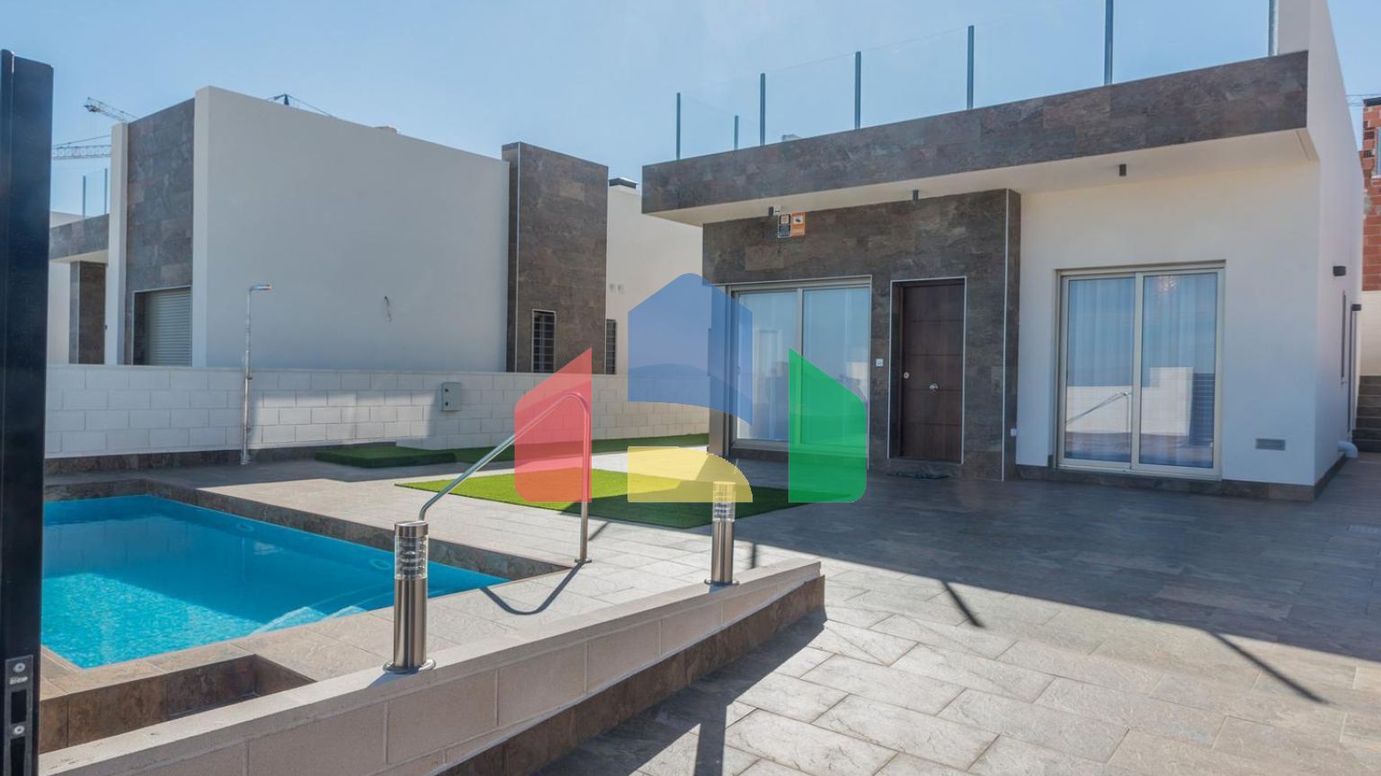 Современные виллы расположены рядом с Villamartin гольф, ориентированы на юго-восток.