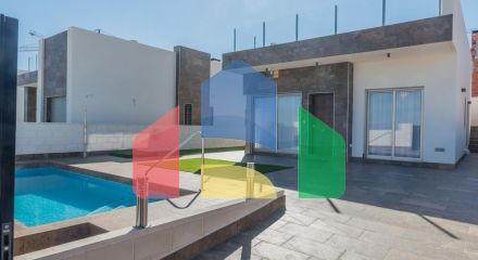 Современные виллы расположены рядом с Villamartin гольф, ориентированы на юго-восток.