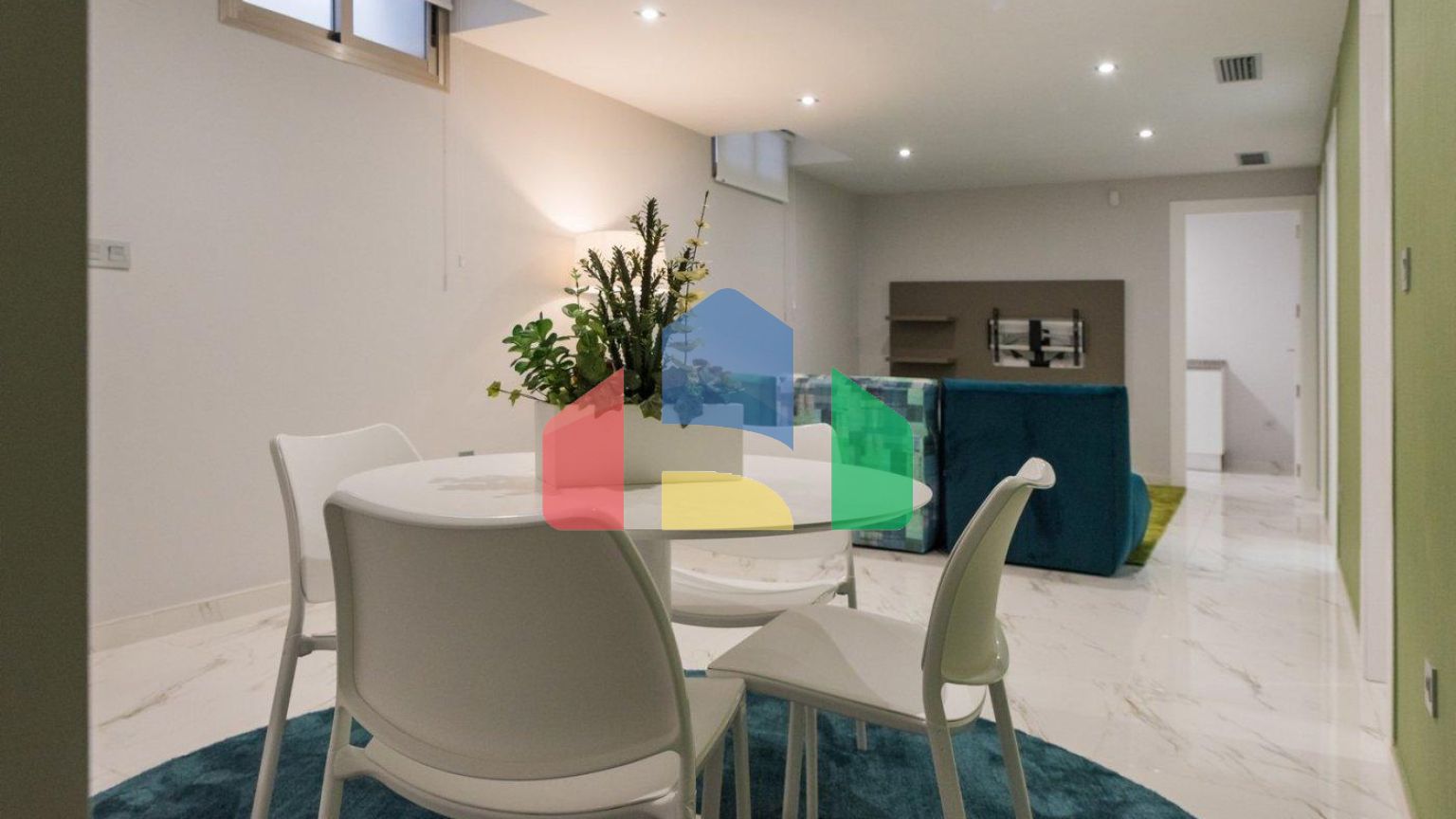 СОВРЕМЕННАЯ ВИЛЛА ПОСЛЕ ПОЛЯ ДЛЯ ГОЛЬФА