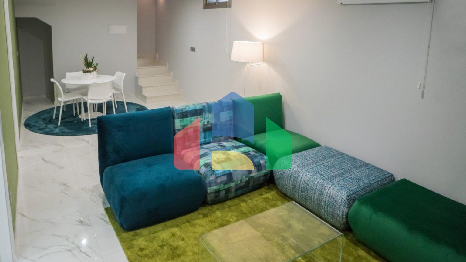 СОВРЕМЕННАЯ ВИЛЛА ПОСЛЕ ПОЛЯ ДЛЯ ГОЛЬФА