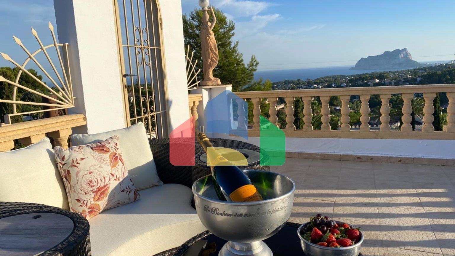 Великолепная вилла с прекрасным видом на Морайру и Кальпе