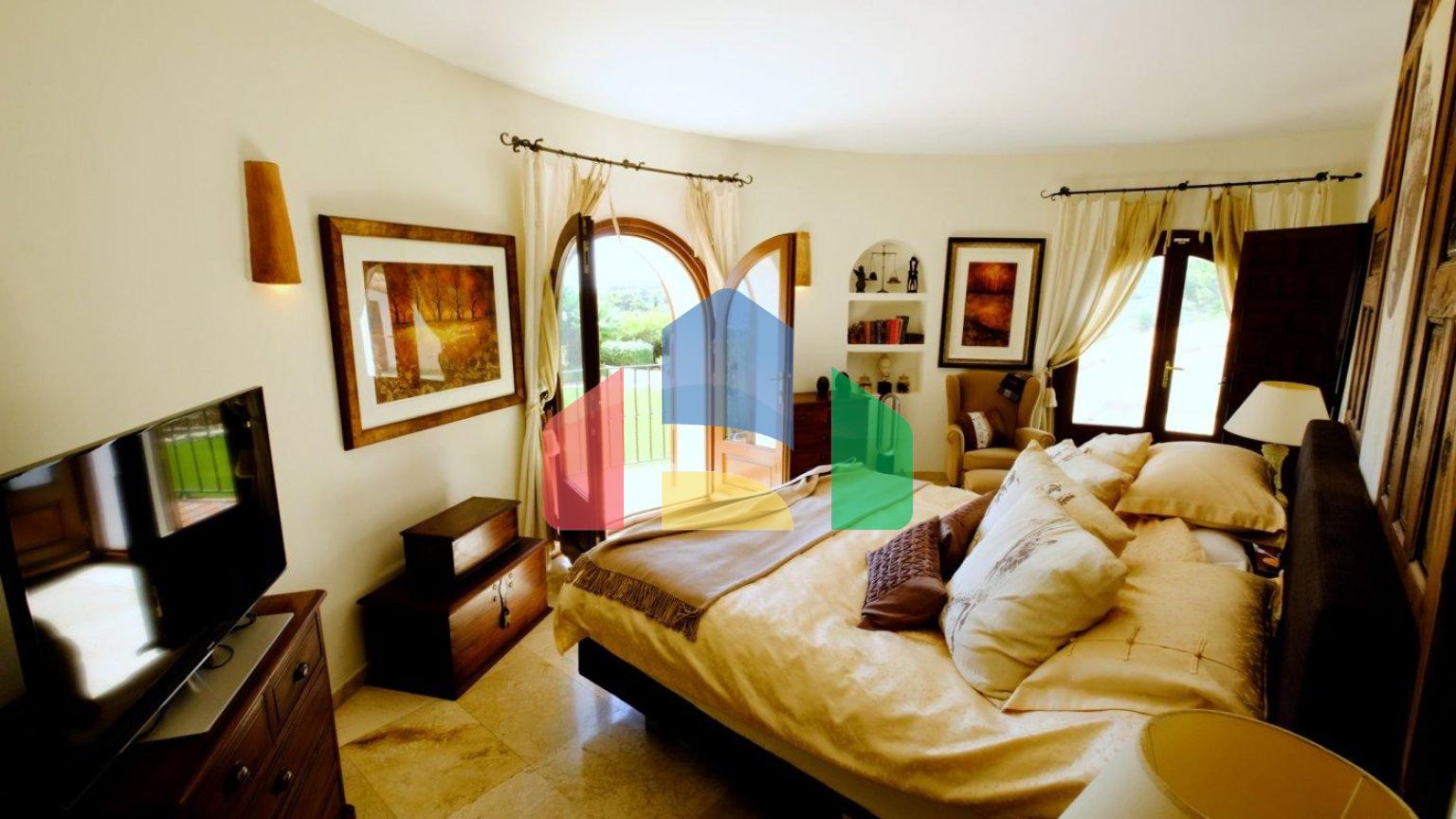 РОСКОШНЫЙ ДОМ В БЕНИССЕ