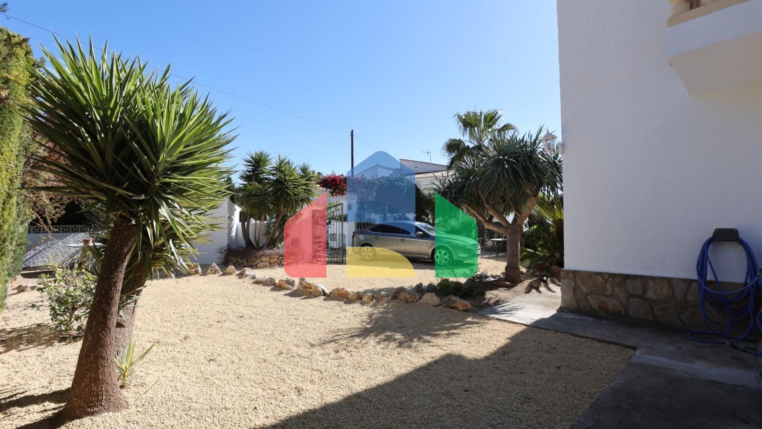 Вилла в средиземноморском стиле с бассейном и недалеко от моря