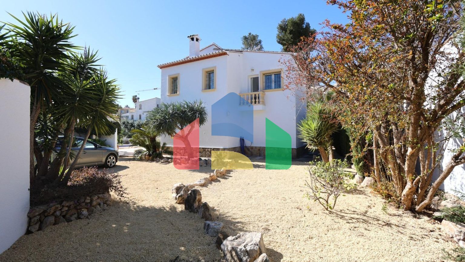 Вилла в средиземноморском стиле с бассейном и недалеко от моря