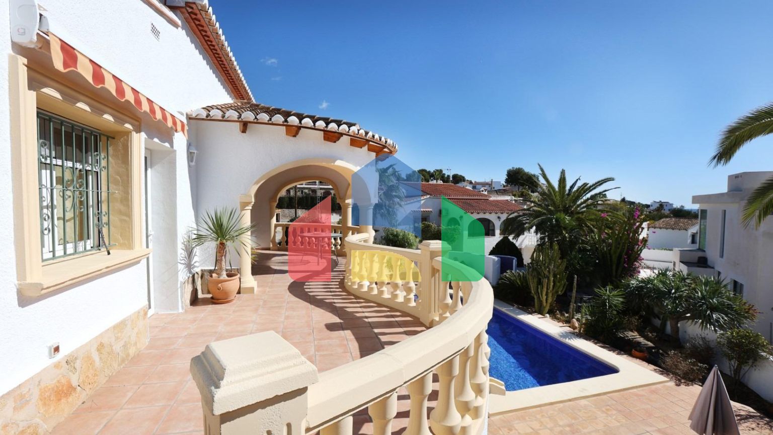 Вилла в средиземноморском стиле с бассейном и недалеко от моря