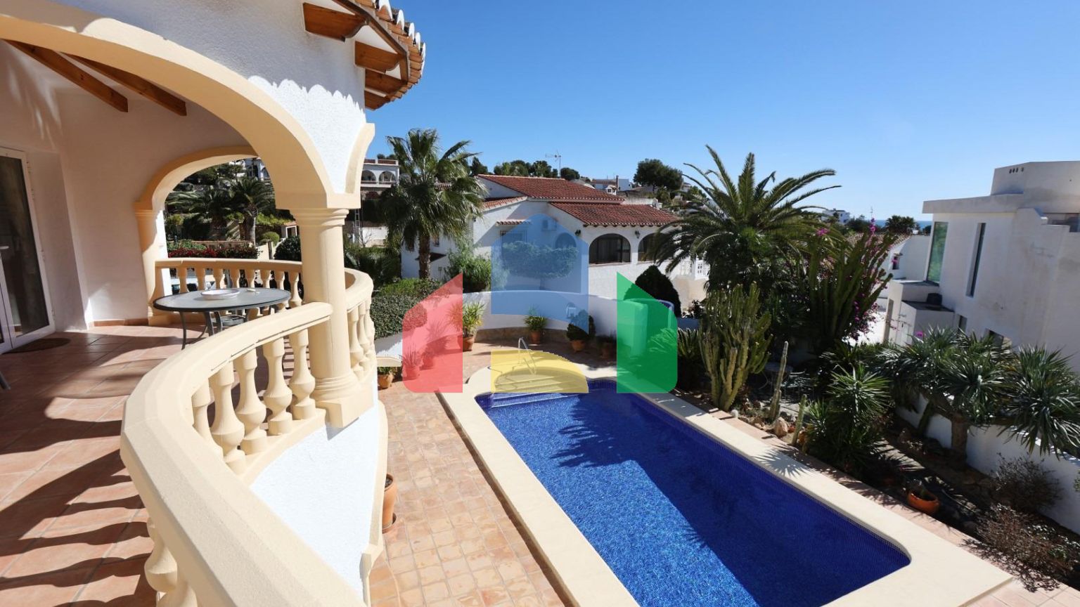 Вилла в средиземноморском стиле с бассейном и недалеко от моря