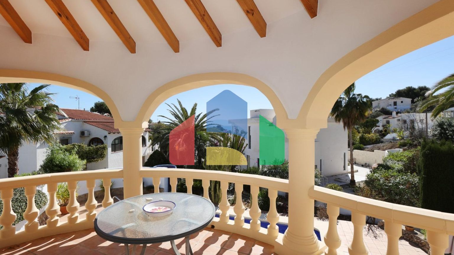 Вилла в средиземноморском стиле с бассейном и недалеко от моря