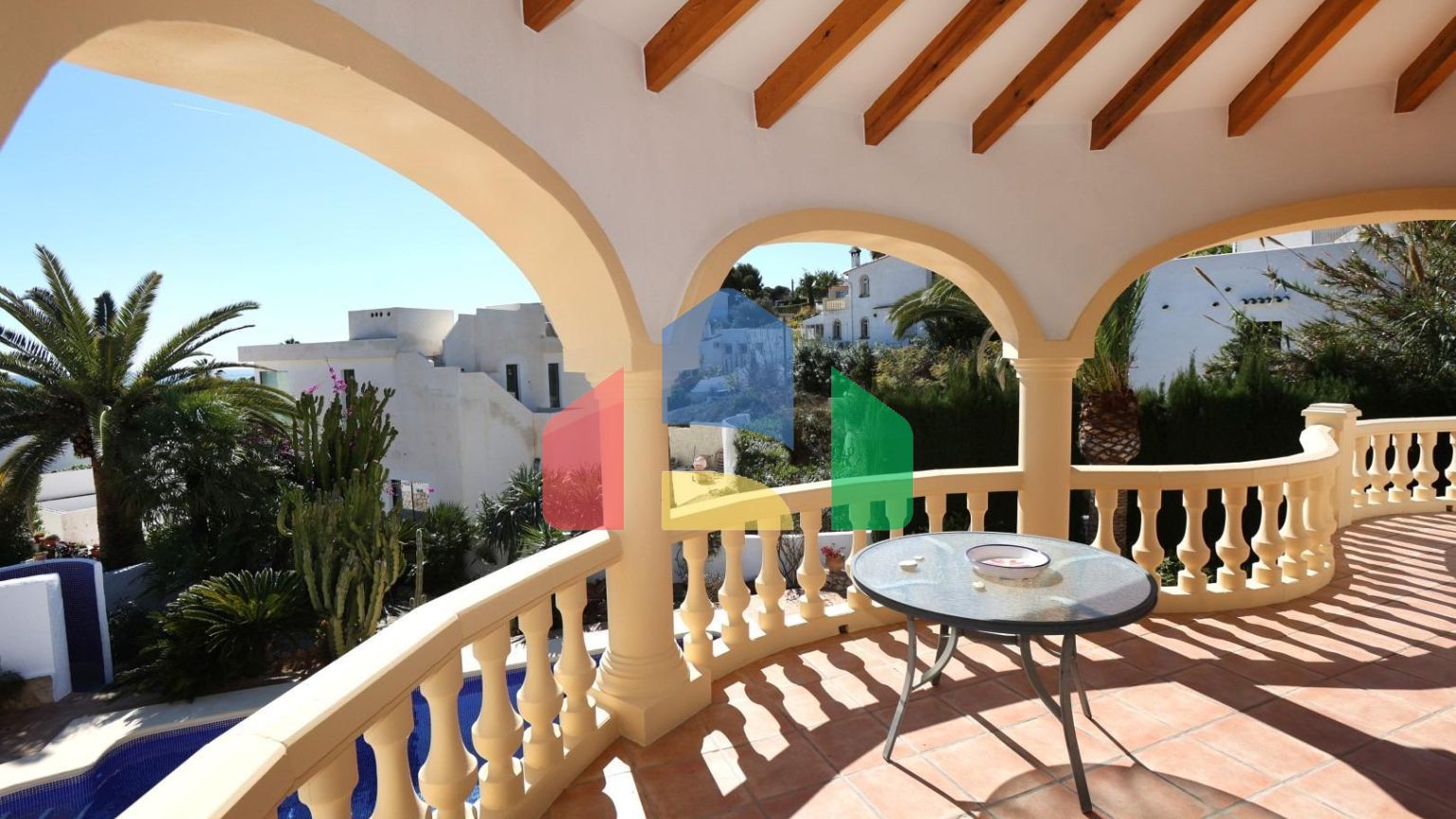 Вилла в средиземноморском стиле с бассейном и недалеко от моря