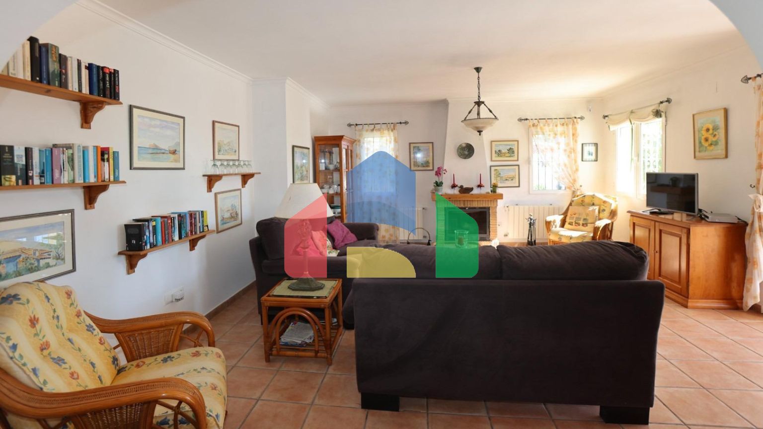 Вилла в средиземноморском стиле с бассейном и недалеко от моря